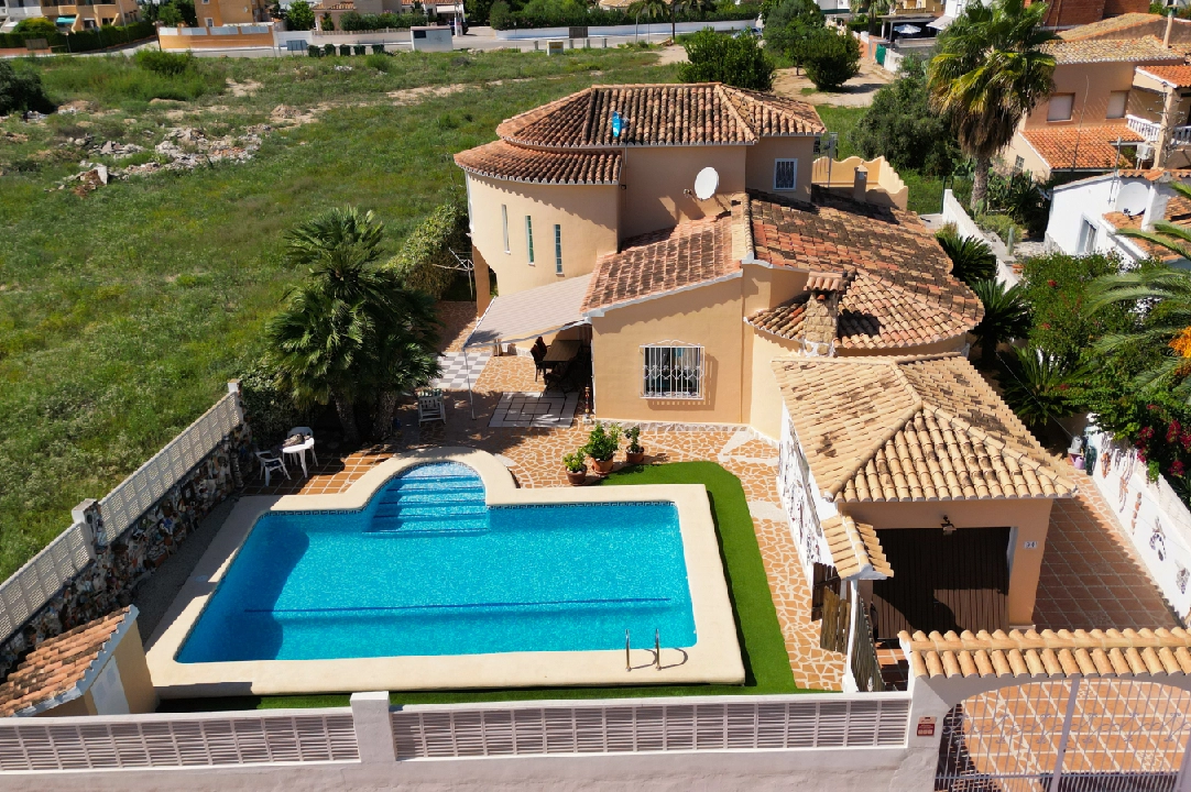 villa en Els Poblets(Partida Gironets) en venta, superficie 175 m², ano de construccion 1982, estado neat, + KLIMA, aire acondicionado, parcela 585 m², 3 dormitorios, 3 banos, piscina, ref.: RG-0523-42