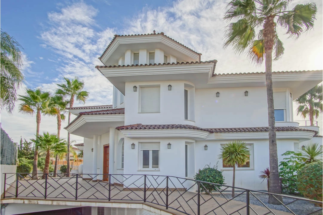 villa en Alfaz del Pi(Arabi) en venta, superficie 810 m², aire acondicionado, parcela 1094 m², 5 dormitorios, 6 banos, piscina, ref.: BP-7030ALF-50