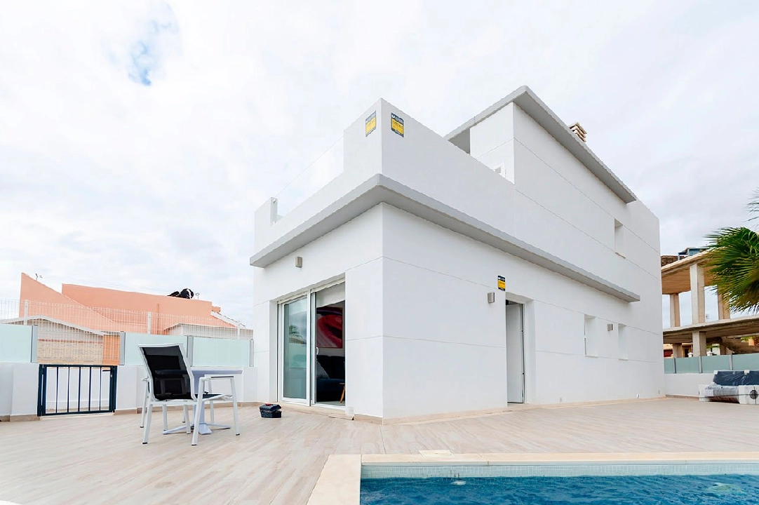 villa en Torrevieja en venta, superficie 99 m², estado first owner, parcela 135 m², 3 dormitorios, 2 banos, piscina, ref.: HA-TON-176-E01-2