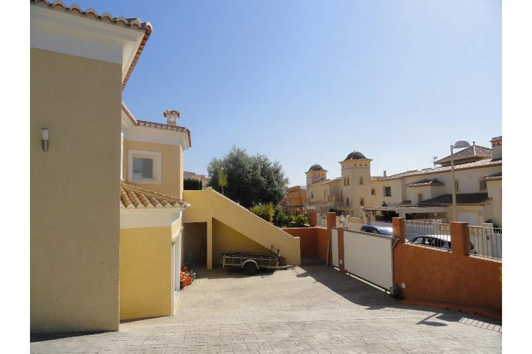 villa en Calpe(Calpe) en venta, superficie 410 m², aire acondicionado, parcela 983 m², 3 dormitorios, 3 banos, piscina, ref.: COB-982-10535-21