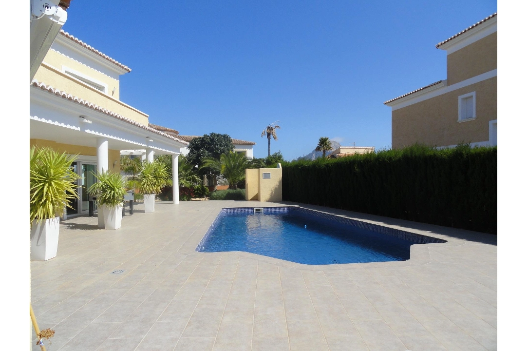 villa en Calpe(Calpe) en venta, superficie 410 m², aire acondicionado, parcela 983 m², 3 dormitorios, 3 banos, piscina, ref.: COB-982-10535-3